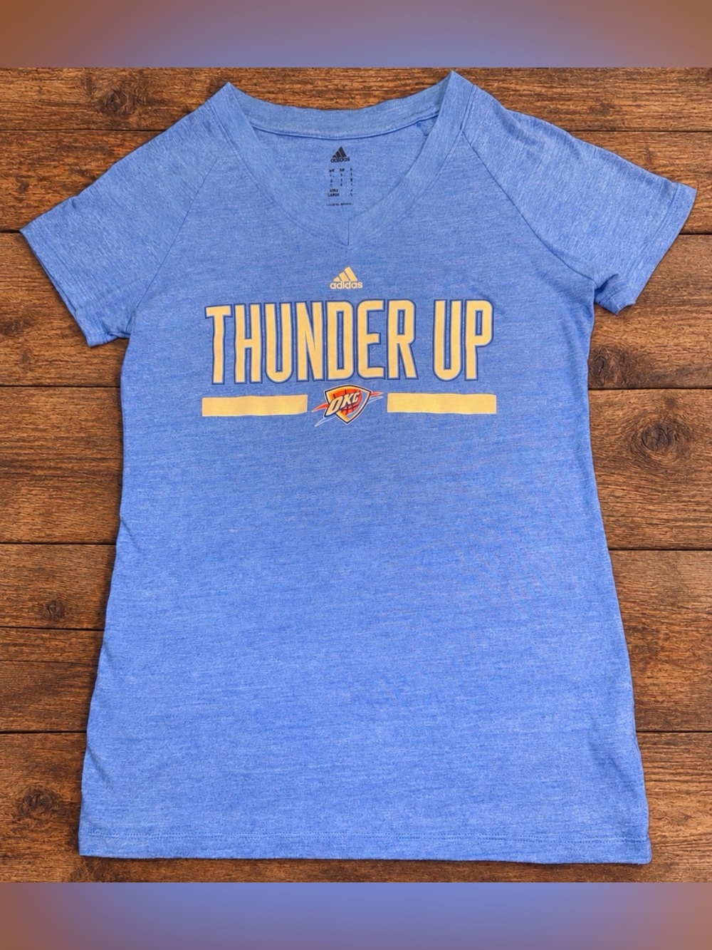 adidas Women’s L Oklahoma City Thunder “THUNDER UP” Blue V-Neck T-Shirt